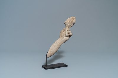 Een schist stenen fragment van de arm van Vishnu, Khmer, pre-Angkor, 7/9e eeuw