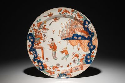 Een schotel in Delft doré met chinoiserie decor van figuren bij een pagode, 18e eeuw