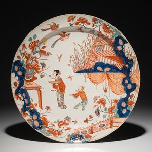 Een schotel in Delft doré met chinoiserie decor van figuren bij een pagode, 18e eeuw — foto 1