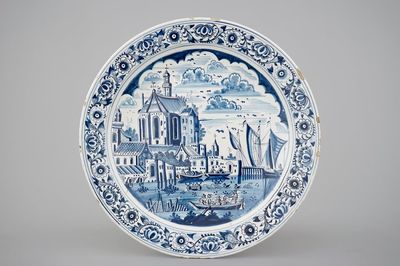 Een schotel met blauw-wit decor van een Friese haven, Friesland, 18e eeuw