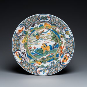 Een schotel met chinoiserie decor in famille verte-stijl naar Delfts voorbeeld, Dèsvres, Frankrijk, 19e eeuw — foto 1