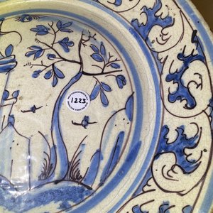 Een schotel met een kasteel in blauw-wit en mangaan Portugees aardewerk, 17e eeuw — foto 5