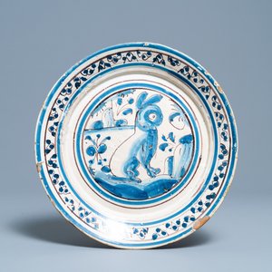 Een schotel met een konijn in blauw-wit en mangaan Portugees aardewerk, 17e eeuw — foto 1