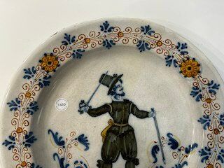 Een schotel met een soldaat in polychrome Italiaanse majolica, atelier van Giacomo Mancini, Deruta, 1e helft 17e eeuw — foto 3
