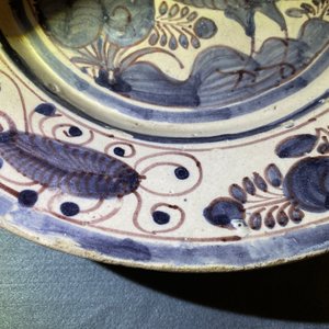 Een schotel met een vogel in blauw-wit en mangaan Portugees aardewerk, 17e eeuw — foto 7