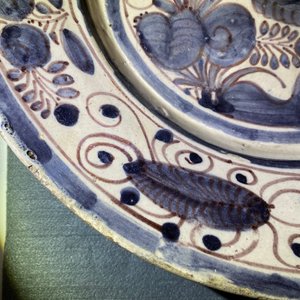 Een schotel met een vogel in blauw-wit en mangaan Portugees aardewerk, 17e eeuw — foto 8
