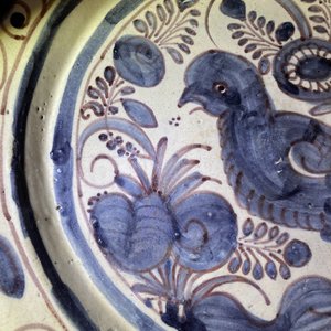 Een schotel met een vogel in blauw-wit en mangaan Portugees aardewerk, 17e eeuw — foto 9