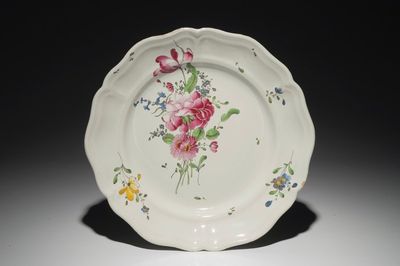 Een schotel met floraal decor in Franse faïence de l'Est, Joseph Hannong, Strasbourg, 18e eeuw