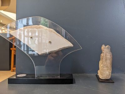 Een sculptuur van Anubis in kalksteen, twee sarcofaagfragmenten en een fragment van een reliëf, Late Tijd — foto 4