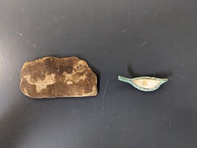 Een sculptuur van Anubis in kalksteen, twee sarcofaagfragmenten en een fragment van een reliëf, Late Tijd — foto 5