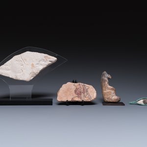 Een sculptuur van Anubis in kalksteen, twee sarcofaagfragmenten en een fragment van een reliëf, Late Tijd — foto 2