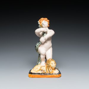Een sculptuur van een putto met slang op een leeuw in polychroom Brussels aardewerk, eind 18e eeuw — foto 2