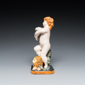 Een sculptuur van een putto met slang op een leeuw in polychroom Brussels aardewerk, eind 18e eeuw — foto 5