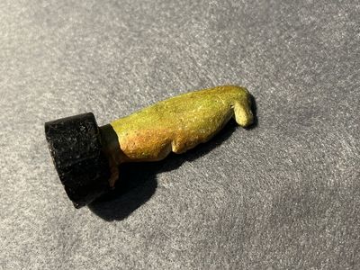Een sculptuur van Osiris in groene steen, een scarabee in steatiet en een Thot in groene frit, Egypte, Nieuwe Rijk tot Ptolemaïsche periode — foto 12