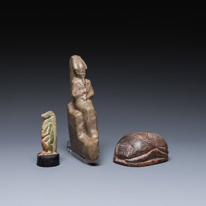 Een sculptuur van Osiris in groene steen, een scarabee in steatiet en een Thot in groene frit, Egypte, Nieuwe Rijk tot Ptolemaïsche periode — foto 1