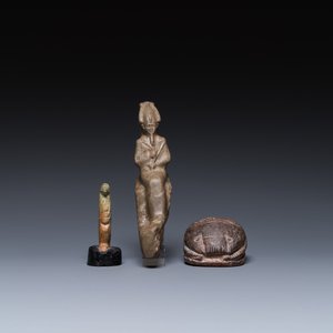 Een sculptuur van Osiris in groene steen, een scarabee in steatiet en een Thot in groene frit, Egypte, Nieuwe Rijk tot Ptolemaïsche periode — foto 2