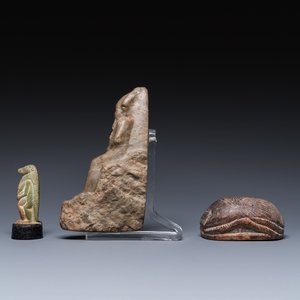 Een sculptuur van Osiris in groene steen, een scarabee in steatiet en een Thot in groene frit, Egypte, Nieuwe Rijk tot Ptolemaïsche periode — foto 5