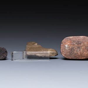 Een sculptuur van Osiris in groene steen, een scarabee in steatiet en een Thot in groene frit, Egypte, Nieuwe Rijk tot Ptolemaïsche periode — foto 7
