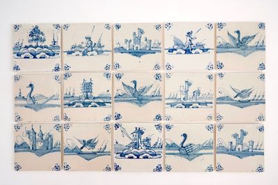 Een set van 15 blauw-witte Delftse tegels, 18e eeuw