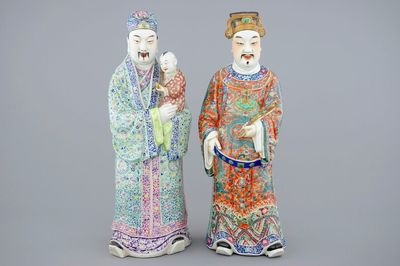 Een set van 2 Chinese famille rose figuren van onsterfelijken, 19e eeuw