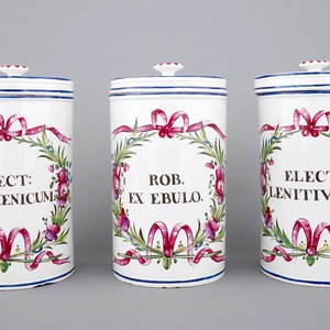 Een set van 3 apothekerspotten met deksel, "Faïence de l'Est", 18e eeuw — foto 1