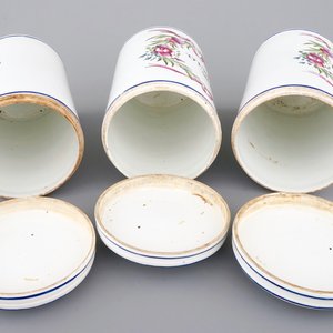 Een set van 3 apothekerspotten met deksel, "Faïence de l'Est", 18e eeuw — foto 5