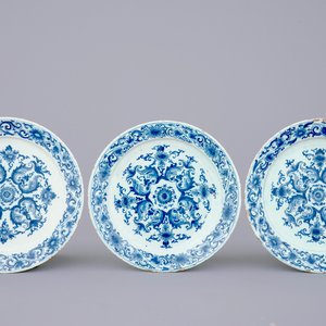 Een set van 3 blauw-witte Delftse borden, 18e eeuw — foto 1