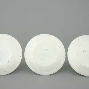 Een set van 3 blauw-witte Delftse borden, 18e eeuw — foto 2