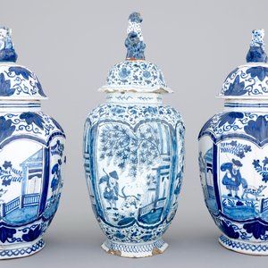 Een set van 3 blauw-witte Delftse vazen, 18/19e eeuw — foto 4