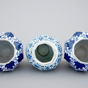 Een set van 3 blauw-witte Delftse vazen, 18/19e eeuw — foto 5