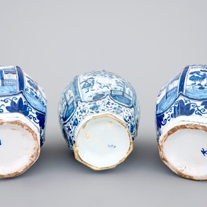 Een set van 3 blauw-witte Delftse vazen, 18/19e eeuw — foto 6