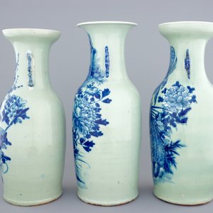 Een set van 3 Chinese blauw-wit op celadon fond vazen, 19e eeuw — foto 2