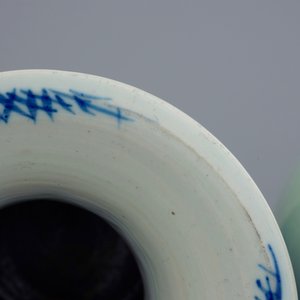 Een set van 3 Chinese blauw-wit op celadon fond vazen, 19e eeuw — foto 6