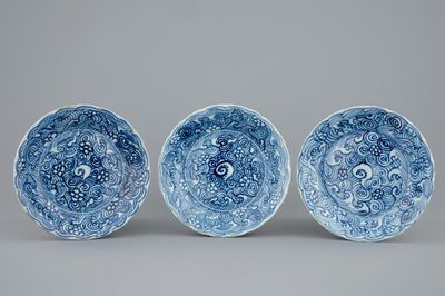 Een set van 3 Chinese blauw-witte borden, Transitie periode, 1620-1683