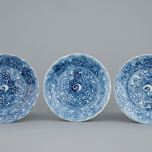 Een set van 3 Chinese blauw-witte borden, Transitie periode, 1620-1683 — foto 1