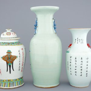 Een set van 3 Chinese blauw-witte en famille rose vazen, 19/20e eeuw — foto 3