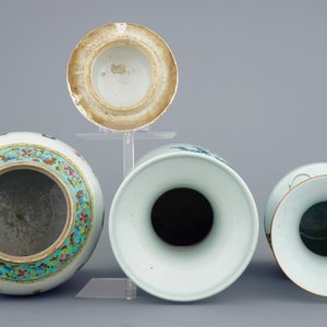 Een set van 3 Chinese blauw-witte en famille rose vazen, 19/20e eeuw — foto 5