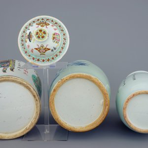 Een set van 3 Chinese blauw-witte en famille rose vazen, 19/20e eeuw — foto 6