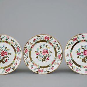 Een set van 3 Chinese famille rose borden met floraal decor, 18e eeuw — foto 1