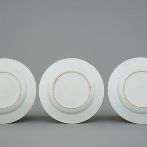 Een set van 3 Chinese famille rose borden met floraal decor, 18e eeuw — foto 2