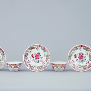 Een set van 3 Chinese famille rose koppen en schotels, Qianlong, 18e eeuw — foto 1