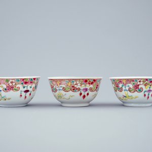 Een set van 3 Chinese famille rose koppen en schotels, Qianlong, 18e eeuw — foto 4