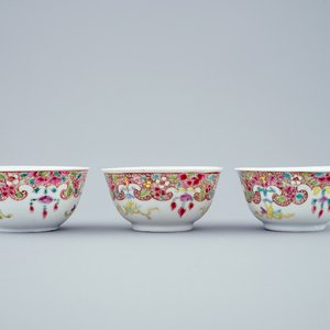 Een set van 3 Chinese famille rose koppen en schotels, Qianlong, 18e eeuw — foto 5