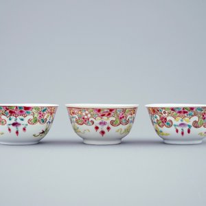 Een set van 3 Chinese famille rose koppen en schotels, Qianlong, 18e eeuw — foto 6