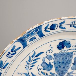 Een set van 3 Delftse schotels met druivenranken, 18e eeuw — foto 2