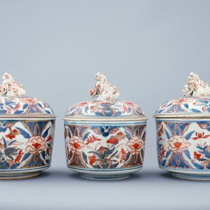 Een set van 3 ronde Japanse Imari dekseldozen, 18e eeuw — foto 2