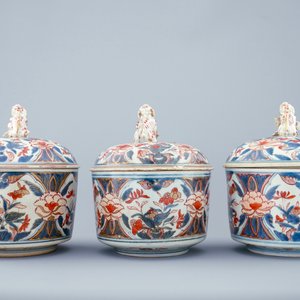 Een set van 3 ronde Japanse Imari dekseldozen, 18e eeuw — foto 5