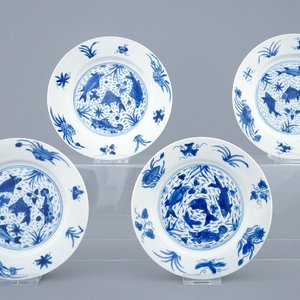 Een set van 4 blauw-witte Chinese borden met vissen, Kangxi merk en periode — foto 1