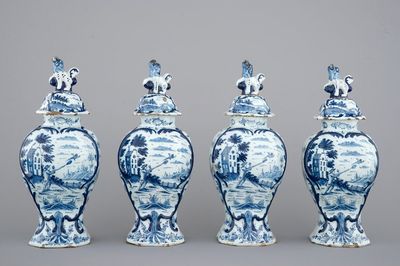 Een set van 4 blauw-witte Delftse dekselvazen met jachtscènes, 18e eeuw