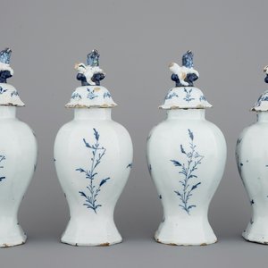 Een set van 4 blauw-witte Delftse dekselvazen met jachtscènes, 18e eeuw — foto 3